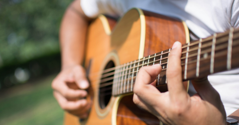 Guitare classique ou folk : quelles différences ?