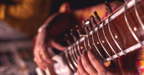 Le sitar : histoire et secrets de l’instrument qui a envoûté le rock