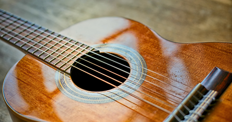 Comment changer les cordes d’une guitare acoustique : tuto complet