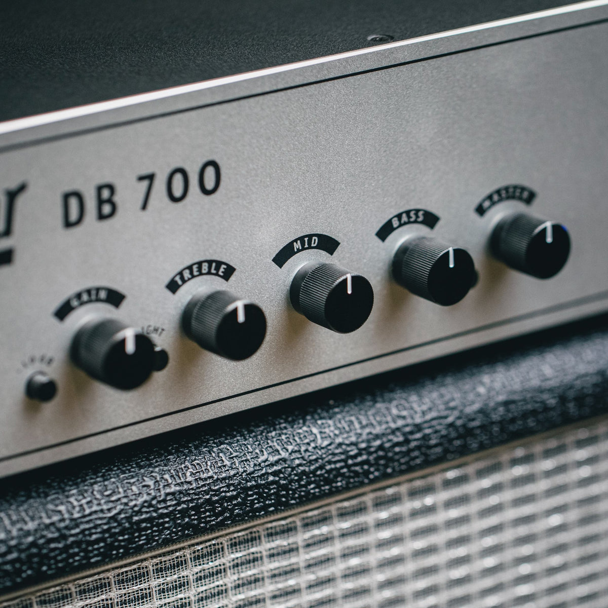 DB 700 Hybrid Amp