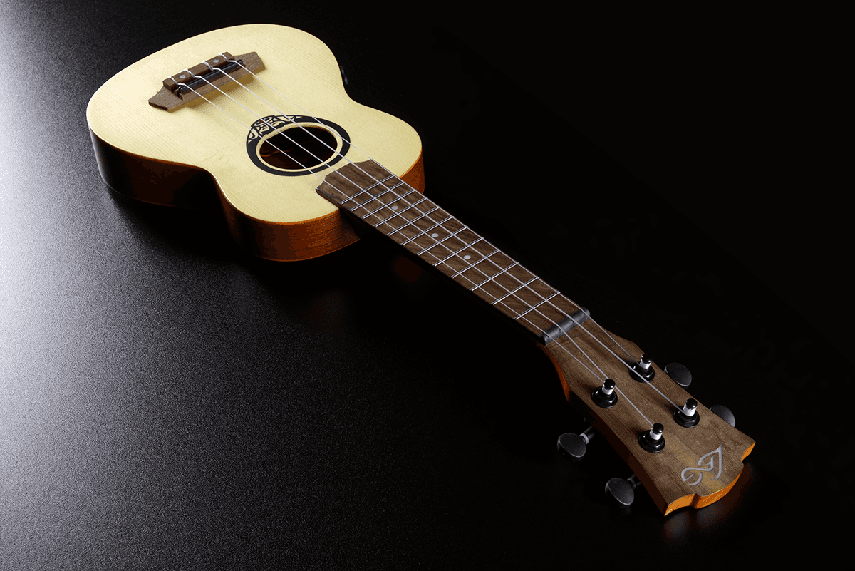 Tiki Baby Tku150Se Ukulele Baby-Soprano Slim Arched Back Électro